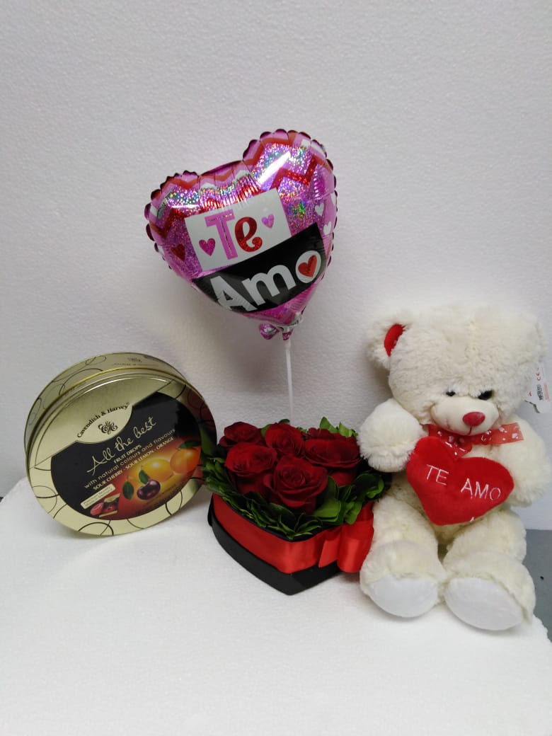 Caja corazn con 6 Rosas ms Peluche 26cm, Caramelos Mix y Globito